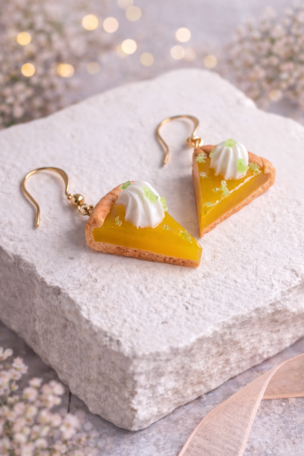 Zitronen-Tarte Ohrringe – Handgemachte süße Miniaturkunst Clayjex